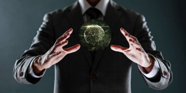 Yeşil küre ellerinde. karışık ortam