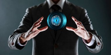 Sanal gerçeklik kulaklığı kullanan bir iş adamı