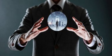 Elinde bir küre tutan ve uçak uçuran bir iş adamı. karışık ortam