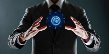 İş adamı, hologram projeksiyon hologramı ile dijital tablet kullanıyor.