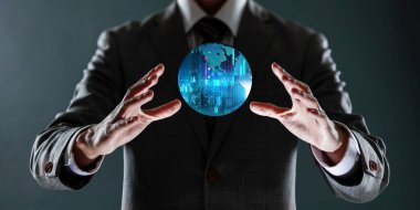 Kristal küreyi elinde tutan iş adamı. Küresel teknoloji kavramı. Bu görüntünün elementleri Nasa tarafından desteklenmektedir