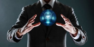 Dünya gezegeni elinde, takım elbiseli ve küreli bir iş adamı.