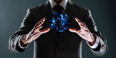 Sanal ekran gösteren takım elbiseli bir iş adamı. Karışık medya. karışık ortam