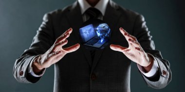 Küresel bağlantı hologramına sahip iş adamı 3 boyutlu görüntüleme