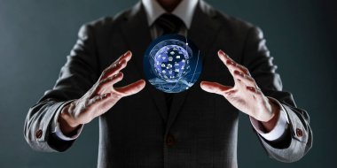 Sanal bir simgeyle beyni tutan bir iş adamı.