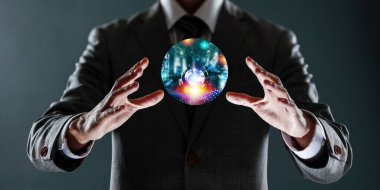 Üç boyutlu hologram küresi tutan iş adamı.