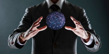 Elinde küreyle takım elbiseli bir adam