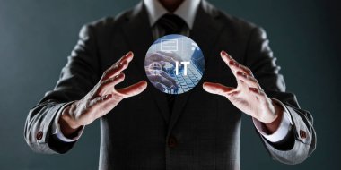 Elinde bir dünya ve parlayan bir gezegen tutan bir iş adamı. karışık ortam