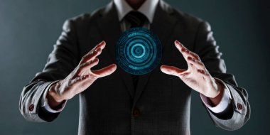 İşadamı 3 boyutlu görüntüleme ile sanal bir arayüz kullanıyor.