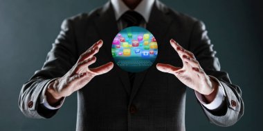 Bir dijital tablet, sosyal ağ simgesi tutan işadamı