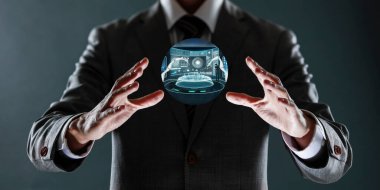 İş adamı elinde enerji tasarruflu bir ampul tutuyor.