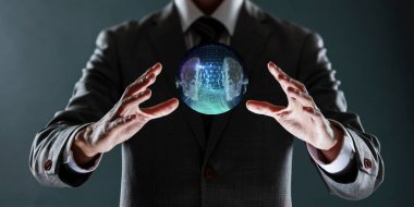 Sanal gezegen 3 boyutlu holografik projeksiyonu olan iş adamı.