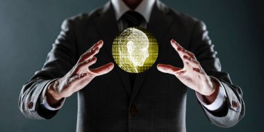 Avucunda parlak bir ampul olan bir küreyi tutan bir iş adamı.