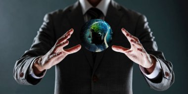 Takım elbiseli işadamı küresel ağ bağlantısı kavramını sunuyor