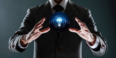 Karanlık arka planda bir gezegen küresi olan bir iş adamı. Küresel iş kavramı. Bu görüntünün elementleri Nasa tarafından desteklenmektedir