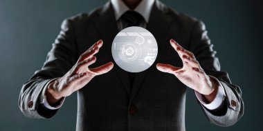 İş adamı elinde sosyal medya simgeleriyle dijital tablet tutuyor