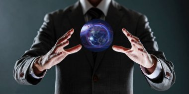 Dünya gezegenini elinde tutan iş adamı. karışık ortam