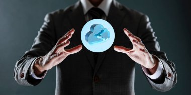 Elinde küreyi tutan bir iş adamı