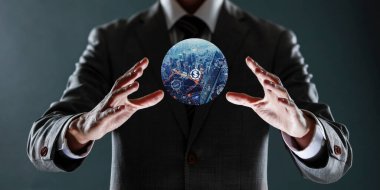 Elinde küreyi tutan bir iş adamı.