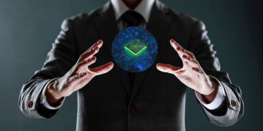 Yeşil çokgen küreyi tutan iş adamı.