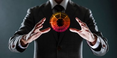 Hologram fütüristik küreyi soyut bir işle elinde tutan iş adamı