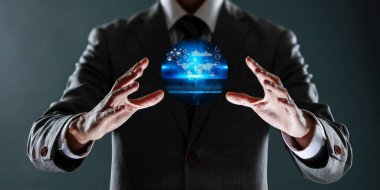 Elinde küresi olan bir iş adamı..