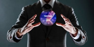 Takım elbiseli bir işadamı elinde bir test tüpü tutuyor. Üzerinde yazı ve iş konsepti var.