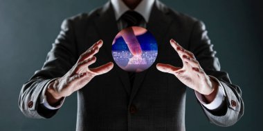 Dijital küreye ve şehir haritasına sahip iş adamı