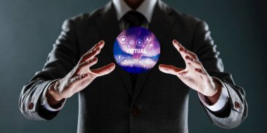 Enerji tasarrufu kavramına sahip bir iş adamı ampulü tutuyor. Fikir.