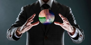 Elinde küresi olan bir iş adamı. karışık ortam