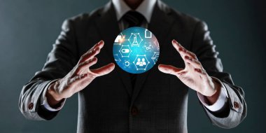 İş adamı hologram beynini elinde tutuyor. Başarı konsepti. 3d oluşturma