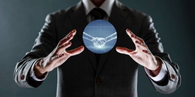 Dünya 'yı tutan takım elbiseli iş adamı.