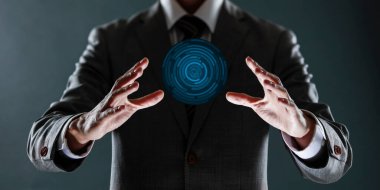Adamın elinde iş konsepti olan sanal bir projeksiyon var.