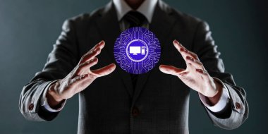 Dijital küreyi tutan iş adamı