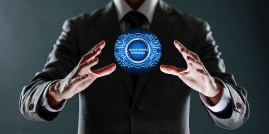 Elinde dijital küresi olan bir iş adamı.