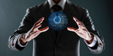 İşadamı parmağının hologram yansımasını tutuyor.