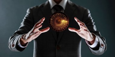 Tablet ekranı gösteren işadamının kapatılması