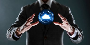 Elinde ampul tutan bir iş adamı.