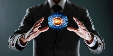 Elinde küresel ağ konsepti olan bir iş adamı