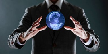 İş adamı, küresel teknoloji bağlantı sistemi ve teknoloji kavramına sahip hologram küreyi tutuyor.