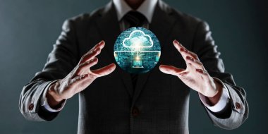 İş adamı elinde beyin olan bir ampul tutuyor. Fikir, yenilik, iş, teknoloji ve bilgi kavramı.