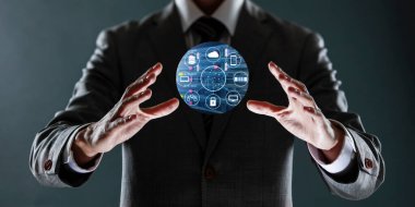 İş adamı elinde bir küre tutuyor.