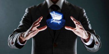 Uçan bağlantı simgesine sahip dijital tablet tutan işadamı