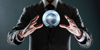 Sanal arayüzü olan dijital tablet kullanan işadamı 3 boyutlu görüntüleme