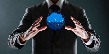 Küreyle parlayan bir bulut tutan iş adamı