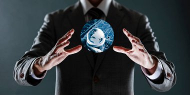 Dijital projeksiyonlu takım elbiseli iş adamı.