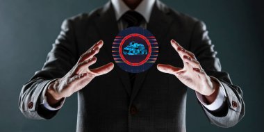 Takım elbiseli iş adamı elinde fütüristik küreyle fütüristik hologramı gösteriyor.