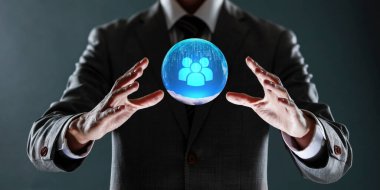 Takım elbiseli iş adamı, gelecekteki bağlantı ağı hologramı 3 boyutlu görüntüleme ile dünyayı tutuyor.