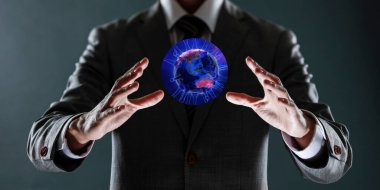 Dijital küreyi parlayan ışıkla gösteren iş adamlarına yakın çekim. Küresel iletişim ve bağlantı kavramı