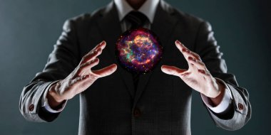 Kristal küreyi tutan iş adamı